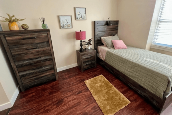 Room with single bed and chest of drawers